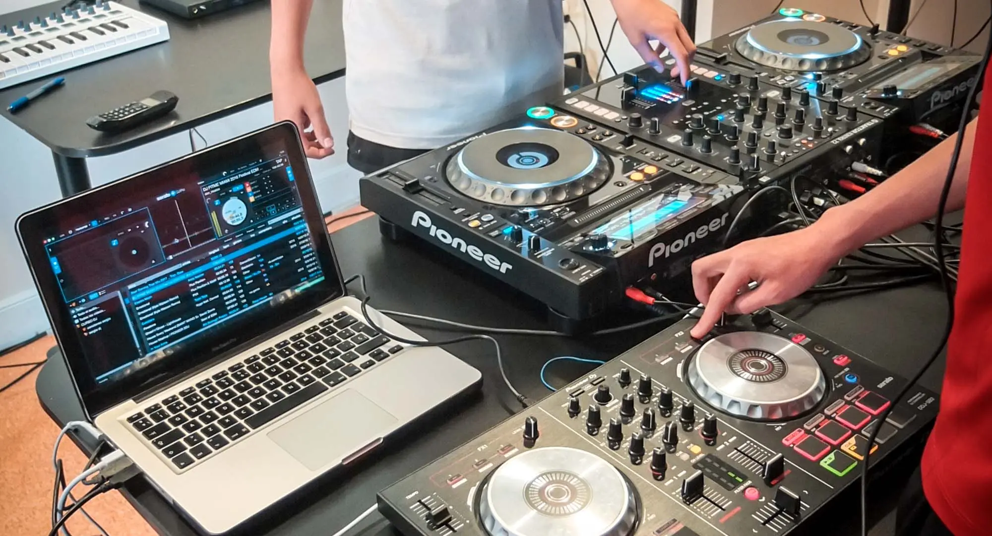Curso de Disc Jockey: La Guía Definitiva para Convertirte en DJ - Qué hay que estudiar para ser disc jockey curso de disc jockey - Qué hay que estudiar para ser disc jockey
